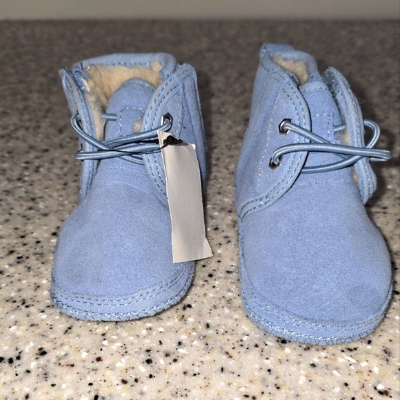 Baby blue unisex size 2/3 crib sized Uggs boots NWT - Picture 1 of 8
